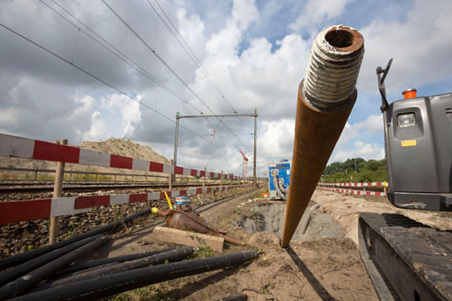 HDD between “live” rail and metro tracks – OV SAAL Schinkelbrug