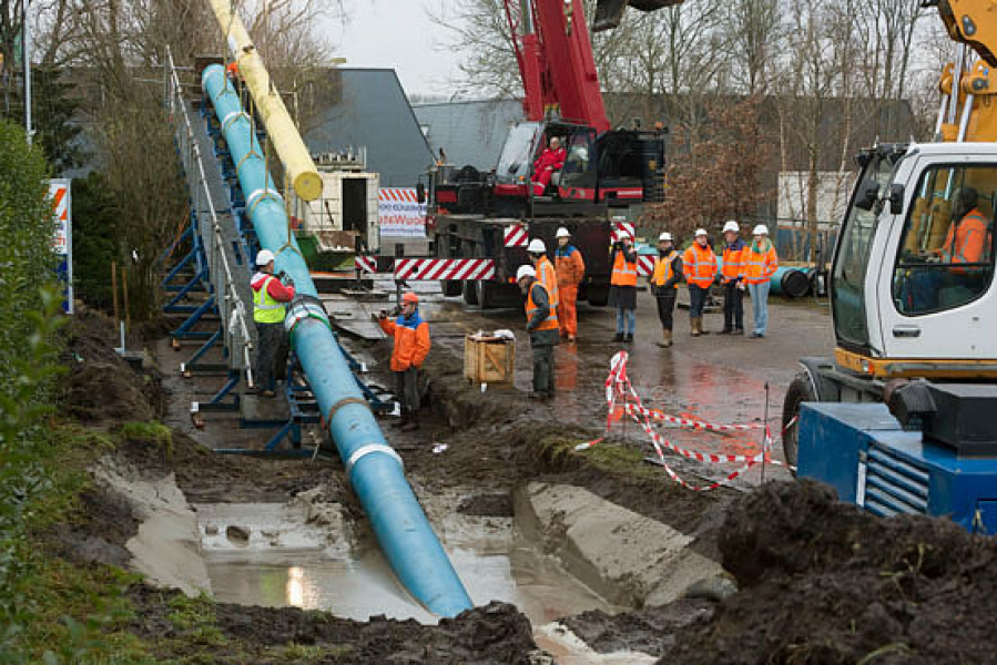 Installation of ductile iron pipeline under expanding canel in Groningen