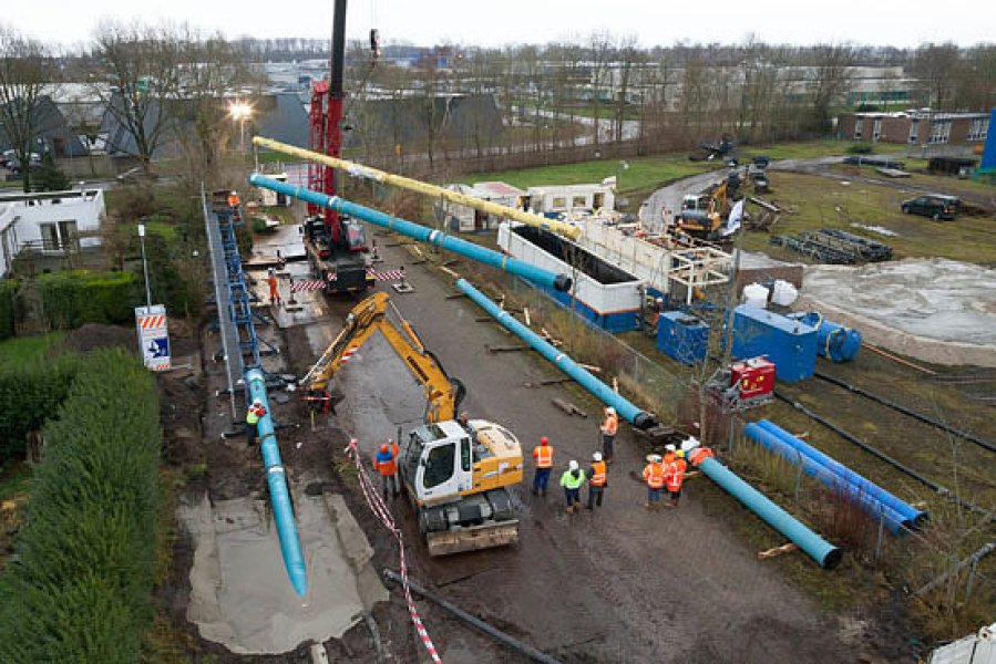 Installation of ductile iron pipeline under expanding canel in Groningen